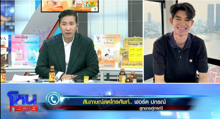 M0M0N64's tweet photo. ไทม์ไลน์ #คดีพ่อฟอร์ด (อ้อ ไพรัช /นายอี๊ด) โกงชาวบ้านบุรีรัมย์
มูลค่าความเสียหาย 70–100 ล้านบาท
🔴 อ้อ ไพรัช (นายอี๊ด) เปิดธุรกิจโรงสีข้าวในบุรีรัมย์ สร้างความน่าเชื่อถือในชุมชน เสนอรับซื้อข้าวราคาสูงกว่าตลาดจนชาวบ้านให้ความไว้วางใจ

🔴ภาพลักษณ์ก่อนเกิดเรื่อง: นายอ้อ ไพรัช เคยเป็น อดีต ส.อบต. และเคยทำจิตอาสากับ “จ่าจึ๊ บุรีรัมย์” สร้างถนนขึ้นเนิน 350 จุดชายแดนไทย-กัมพูชา

🔴เริ่มทำสัญญาเงินกู้กับ ธ.ก.ส. หลายฉบับ โดยใช้ที่ดินของชาวบ้านเป็นหลักทรัพย์ค้ำประกัน (หลอกให้เซ็นมอบอำนาจ) รวมถึงหลอกให้คนอื่นออกรถยนต์/มอเตอร์ไซค์แทน แล้วไม่จ่ายค่างวด และใช้บัญชีของ น้องอึ๋ม (ลูกชายอีกคน) ทำธุรกรรมต่าง ๆ เพราะตัวเองติดแบล็คลิสต์เครดิตบูโร

🔴เป็นต้นมาชาวบ้านเริ่มรู้ตัวว่าโดนโกง ทยอยแจ้งความสะสมกว่า 30–40 คดี แต่คดีไม่คืบหน้า เชื่อว่าเพราะนายอี๊ดมีคนใหญ่คนโตในพื้นที่หนุนหลัง

🔴2566 นายอี๊ดปิดโรงสีข้าว หายตัวและขาดการติดต่อ ชาวบ้านที่ไปตามที่โรงสีพบแต่ประตูปิด ธนาคารเริ่มทวงหนี้จากชาวบ้านที่ชื่อติดในโฉนดและสัญญาต่าง ๆ

🔴ต้นมิถุนายน 2569 ชาวบ้านรวมตัวร้องเรียนหนักขึ้น บัง แจ๊ค เปิดประเด็นบนโซเชียล โยงถึงชื่อของฟอร์ดและแพรรี่

🔴แพรรี่ ไพรวัลย์ โพสต์ฟาดตรง ๆ ปฏิเสธทุกข้อกล่าวหา ระบุว่าอยู่บ้านตัวเองที่จันทบุรี ขายทุเรียนเอง ไม่ได้แต่งงานกับฟอร์ดด้วยซ้ำ ไม่มีส่วนเกี่ยวข้องกับธุรกิจพ่อของแฟนแน่นอน

🔴ปัจจุบัน ผู้เสียหายบางส่วนขึ้นรายการ โหนกระแส ร้องขอเงินคืนและความยุติธรรม

🔴ฟอร์ด โฟนอิน ชี้แจงว่า ไม่ได้อยู่กับพ่อตั้งแต่ 3 เดือน / แยกบ้านตั้งแต่ปี 1 มหาลัยรวมถึงไม่รู้เรื่องบัญชีที่พ่ออาจนำไปใช้และยินดีให้ตรวจสอบเส้นทางการเงินทั้งหมด  พร้อมให้ดำเนินคดีกับพ่อถ้าผิดจริง

🔴หนุ่ม กรรชัย เตือนฟอร์ดเรื่อง “บัญชีม้า” อาจโดนฟ้องตามไปด้วย ถ้าพ่อใช้บัญชีชื่อฟอร์ดรับเงินจริง

พยายามเรียบเรียงให้มากที่สุด หากตกหล่นแจ้งได้เลย
(ภาพจากทีวีพลูและโหนกระแสค่ะ)
#ฟอร์ดปกรณ์ #โหนกระแส #แพรรี่ไพรวัลย์