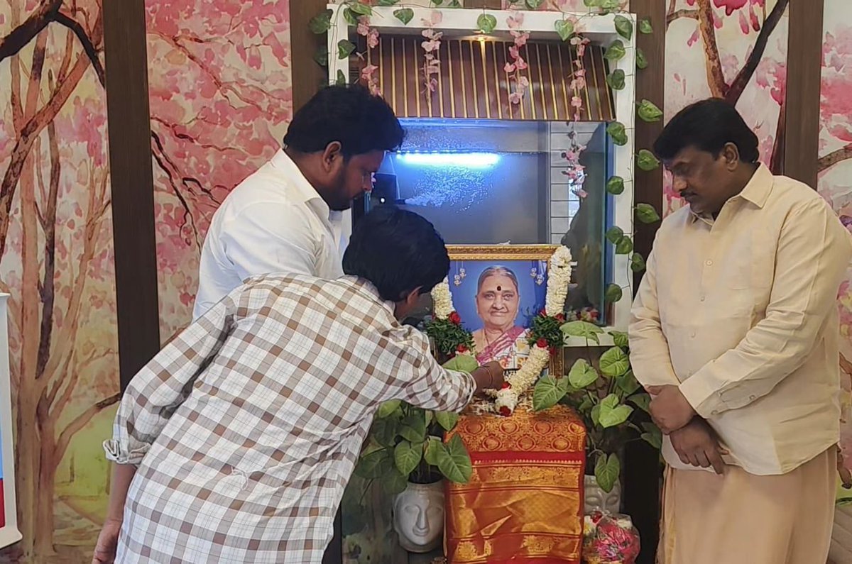 Anjaneyulu_JSP's tweet photo. జనసేన పార్టీ తెలంగాణ రాష్ట్ర ఇంచార్జ్  శ్రీ @JSPshankargoud గారి మాతృమూర్తి  "నేమూరి భారతమ్మ" గారు ఇటీవల  స్వర్గస్తులైనందున నివాళులర్పిస్తూ.. 
 రాష్ట్ర యువజన విభాగం అడ్ హాగ్ కమిటీ సభ్యులు శ్రీ దూసరి ఆంజనేయులు గౌడ్, 
నర్సంపేట నియోజకవర్గ ఇన్చార్జ్ మేరుగు శివకోటి యాదవ్ @PawanKalyan https://t.co/sSrhWGNouH