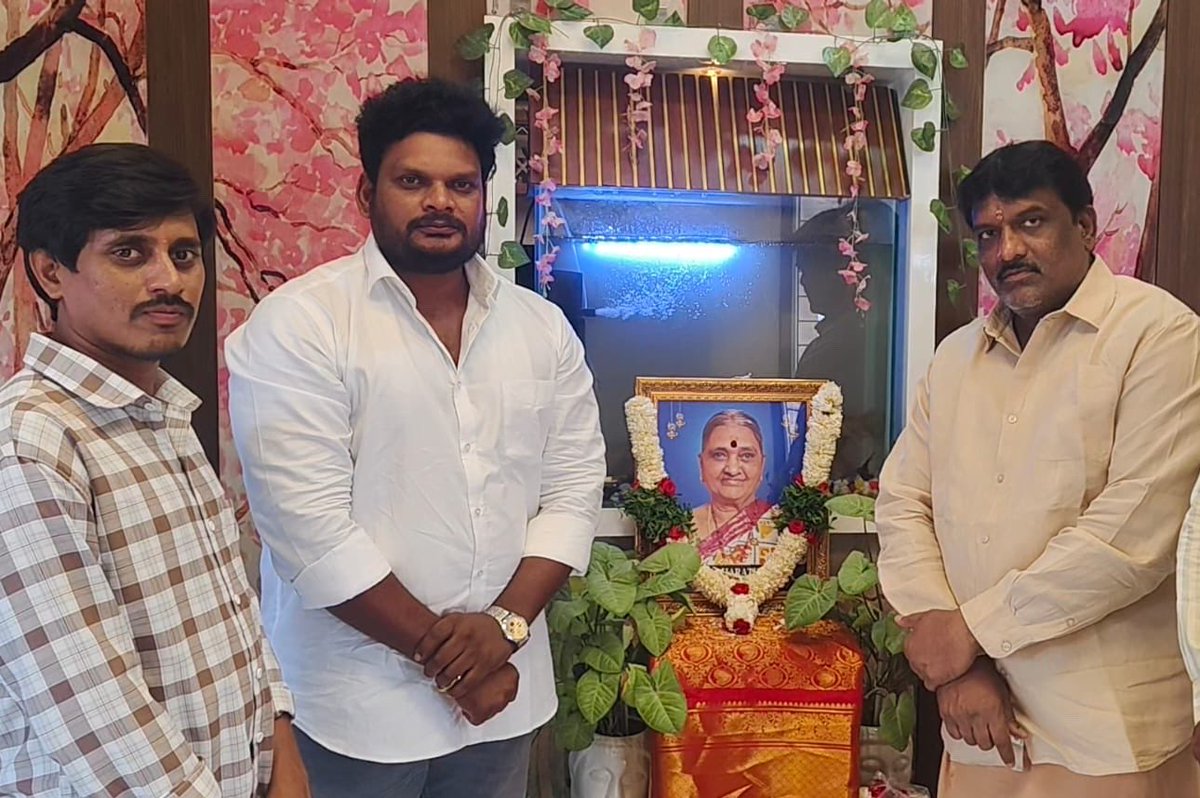 Anjaneyulu_JSP's tweet photo. జనసేన పార్టీ తెలంగాణ రాష్ట్ర ఇంచార్జ్  శ్రీ @JSPshankargoud గారి మాతృమూర్తి  "నేమూరి భారతమ్మ" గారు ఇటీవల  స్వర్గస్తులైనందున నివాళులర్పిస్తూ.. 
 రాష్ట్ర యువజన విభాగం అడ్ హాగ్ కమిటీ సభ్యులు శ్రీ దూసరి ఆంజనేయులు గౌడ్, 
నర్సంపేట నియోజకవర్గ ఇన్చార్జ్ మేరుగు శివకోటి యాదవ్ @PawanKalyan https://t.co/sSrhWGNouH