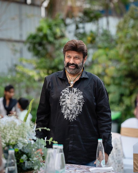 TdpSwathireddy's tweet photo. కొంతమంది నటులు ఒక తరాన్ని ప్రభావితం చేస్తారు. కానీ NBK ఐదు దశాబ్దాలుగా వరుస తరాలను ప్రభావితం చేస్తూనే ఉన్నారు. తెలుగు సినిమా గర్వకారణానికి జన్మదిన శుభాకాంక్షలు! #HappyBirthdayNBK https://t.co/pseO7erUf2