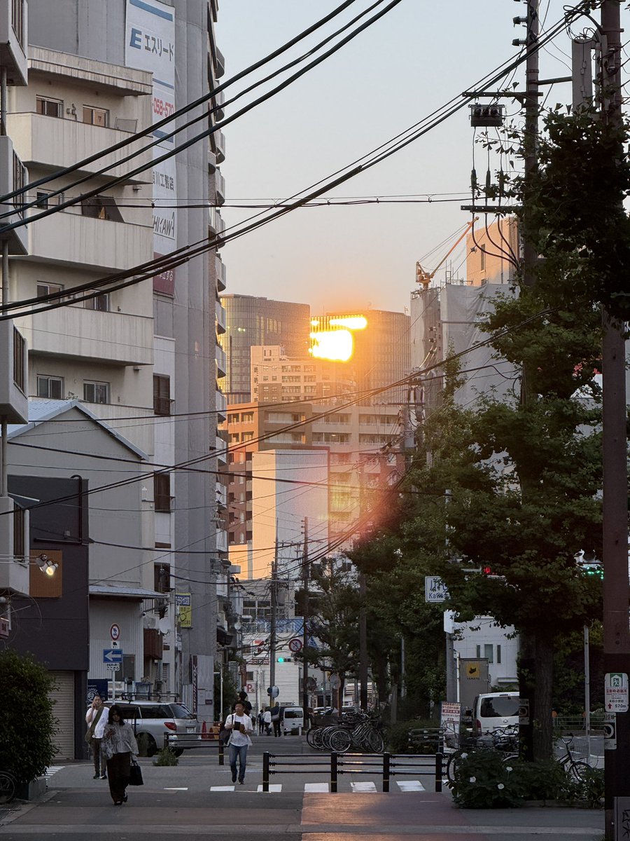 HEBU_Re's tweet photo. バカボンの世界⁉️
西から上ったお日様が東へしぃずぅむー

※東へ向いてます。 https://t.co/iG8Jk2xmDY