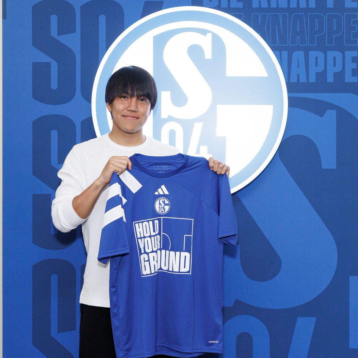 s04_jp's tweet photo. シャルケへようこそ🇯🇵💙🤍

#S04 #田中聡 https://t.co/G1yMePpI6U