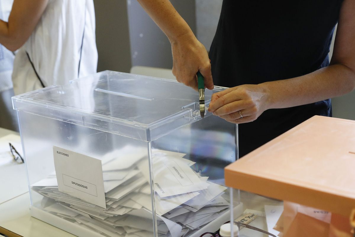 BetaniaTv's tweet photo. 🔴 EL PSOE ARRASA EN EL EXTRANJERO MIENTRAS AQUÍ PINCHA 

El PSOE se ha llevado el triunfo en el voto exterior en las últimas cuatro elecciones regionales (Andalucía, Castilla y León, Aragón y Extremadura). 
Hay dos factores clave sobre la mesa que explican este fenómeno: más gente en el censo y menos papeleo para votar. Según destapó The Objective, Correos cambió las reglas electorales en la logística. En las generales de 2023, se dejó de escanear y certificar cada sobre uno a uno. Ahora se hace por lotes. Fuentes internas ya han avisado de que esto quita muchísima trazabilidad al proceso.