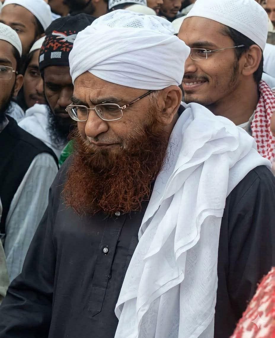 Talk2zahidM's tweet photo. پانچ علماء کی کتب کا مطالعہ کرنے سے غبی طالب علم بھی ذہین ہو جائے گا۔ 

حضرت مولانا مفتی سعید احمد پالنپوری رح فرمایا کرتے تھے، میں نے اپنے اساتذہ سے سنا ہے کہ شیخ الہند مولانا محمود حسن رح نے ارشاد فرمایا، چار علماء ایسے ہیں جن کی کتابوں کا مسلسل مطالعہ کرنے اور ان سے علمی مزاولت (شغف) رکھنے سے غبی طالب علم بھی ذہین ہو جاتا ہے، وہ چار شخصیات یہ ہیں

۱، شاہ ولی اللہ محدث دہلوی رح
۲، مجد الف ثانی رح 
۳، امام غزالی رح
۴، شیخ ابن عربی رض 

اس کے بعد شیخ الہند رح نے فرمایا کہ میں اس فہرست میں پانچویں شخصیت کا اضافہ کرتا ہوں، اور وہ ہیں حضرت الاستاذ، حجۃ الاسلام حضرت مولانا قاسم نانوتوی رح۔

مفتی سعید احمد پالنپوری رح فرماتے ہیں، یہ سن کر میں نے سوچا کہ میں ان پانچوں اکابر کی تمام کتابیں تو خرید نہیں سکتا، کیونکہ ہمارے طالب علمی کے دور میں یہ کتب عام دستیاب نہیں تھیں اور نہ ہی مجھ میں انہیں خریدنے کی مالی استطاعت تھی، اس لیے میں نے ان میں سے دو بزرگوں کی کتابوں سے خاص تعلق استوار کیا، پہلے حضرت نانوتوی رح، جن کی پہلی کتاب “ توفیق الکلام فی الانصات خلف الامام” میں نے اپنے زمانہ طالب علمی میں محض چھ پیسے میں خریدی تھی، اور دوسرے شاہ ولی اللہ رح جن کی مشہور کتاب حجۃ اللہ البالغہ میں نے مشکوٰۃ شریف کے سال حکیم الاسلام حضرت مولانا قاری طیب صاحب رح سے پڑھی تھی۔ 

چنانچہ اس علمی شغف کا نتیجہ یہ ظاہر ہوا کہ آگے چل کر مفتی سعید احمد پالنپوری رح نے شاہ ولی اللہ رح کی اسی “حجۃ اللہ البالغہ” کی ایسی بے مثال اور مفصل اردو شرح “ رحمۃ اللہ الواسعۃ” کے نام سے لکھی، جس کے بارے میں اکابر اہل علم فرماتے ہیں کہ مفتی صاحب رح نے اس کتاب کی شرح کا حق ادا کر دیا، اور عصرِ حاضر میں اب تک کسی نے حجۃ اللہ البالغہ کی ایسی محققانہ شرح نہیں لکھی۔ 

امام عطاء اللہ خان۔