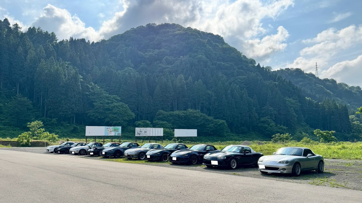 na_roadster_07's tweet photo. みんなでコテージ借りてBBQ＆お泊まり楽しかった🍖
久しぶりに11台も集まった🚗💨 https://t.co/V0hR8k3Z9D