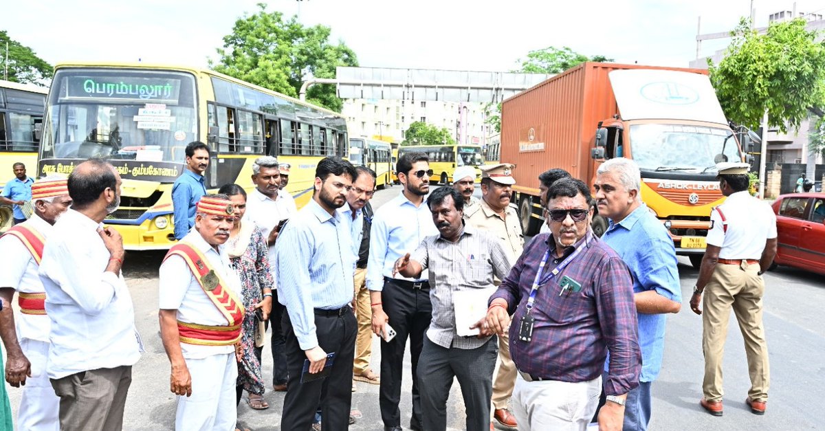 dkarthikTOI's tweet photo. District collector Pratik Tayal and #Trichy Corporation commissioner Veer Pratap Singh inspected the Chathiram bus terminus today.
TNSTC, city traffic police, and corporation officials were also present. Joint inspection to identify solutions for traffic chaos. @timesofindia https://t.co/bGULE8MuIV