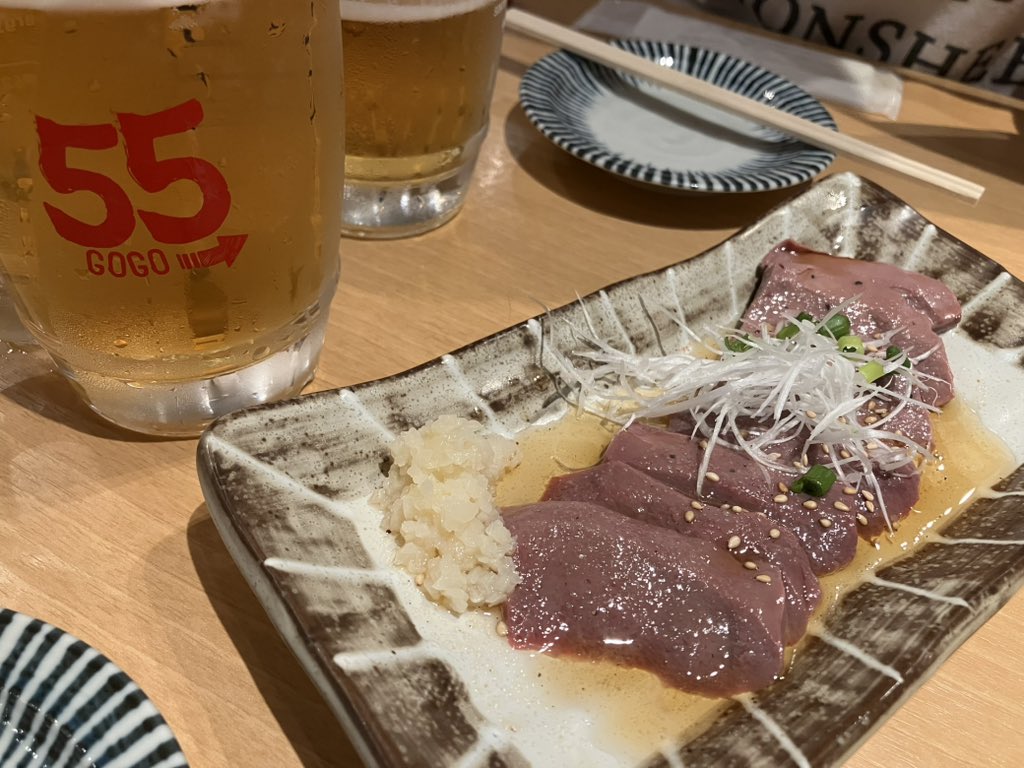 Rii_Slot's tweet photo. 常連の爆音サラリー兄さんによって最後ビタ押し立て続けミス。
ビッグ消化も全力でうるさいねん……鼓膜やられるわ……
そして途中無駄に1000ハマる。
本日もウルリミマイナス。
完全に下ブレ期間来てしまったなーー……😞
黄色DT？やったっけ？やってたわ🖐️
飲まなやってられん😞 https://t.co/DylNyjcVnh
