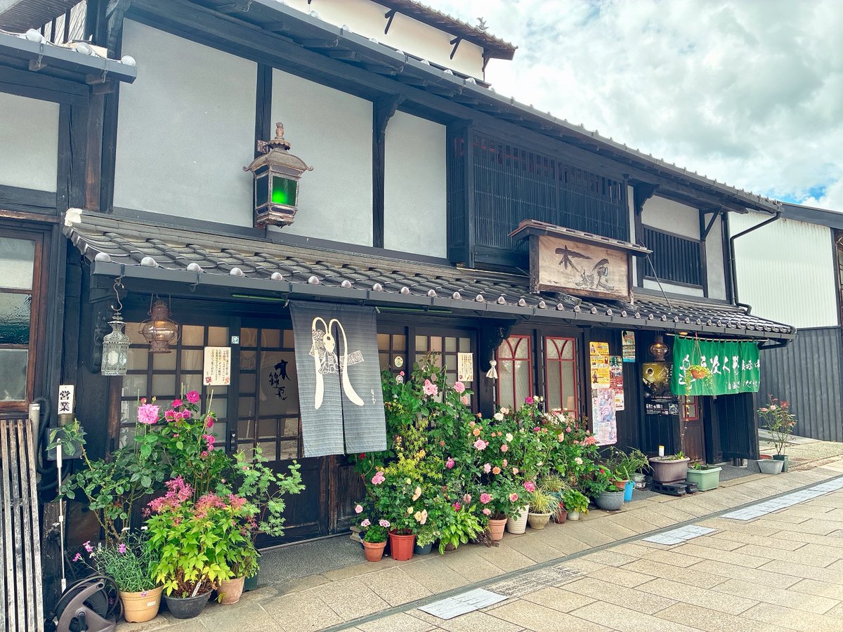 _iknow_mono's tweet photo. #もののけ夜宴船
【妖怪お立ち寄りスポット カルチャー編②】

「アトリエ木綿兎(もめんと)」

二代目 辻村寿三郎を襲名した川崎員奥氏が営むアトリエ兼グッズ販売店🐇✨
日々人形教室が開かれ、技術や思い、歴史が宿る工房です。
隣接の「三次人形展示室」もご自由にお入りいただけます🎎 https://t.co/g8wgu6KT24