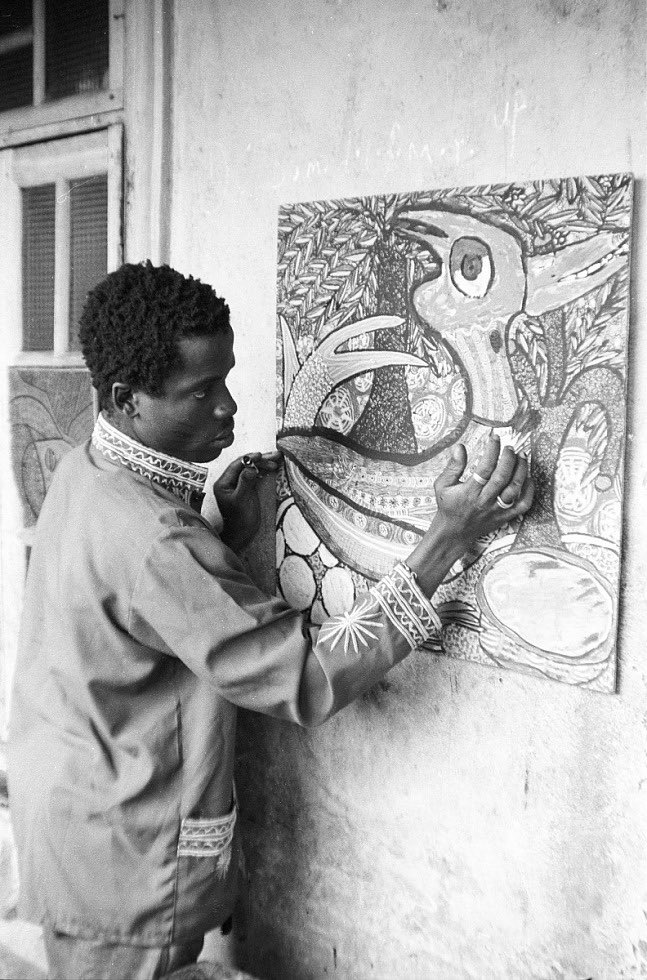 lejpegmedia's tweet photo. Twins Seven Seven au travail, Oshogbo, Nigeria 1970. Twins Seven Seven est artiste nigérian célèbre pour ses peintures colorées inspirées de la culture yoruba et de la spiritualité africaine. 

Credit Elisofon Eliot https://t.co/TT60ZHmMkJ