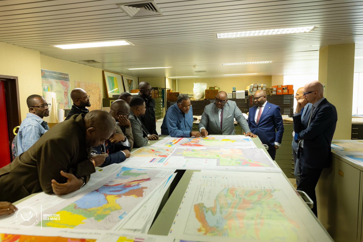 Zoom_eco's tweet photo. #RDC: En mission en Belgique, le ministre des Mines Louis Watum Kabamba a tenu une séance de travail à Tervuren avec les responsables des archives géologiques du sous-sol congolais ainsi que les partenaires belges et européens impliqués dans leur digitalisation.

Les échanges ont porté sur l’élaboration d’une feuille de route pour la digitalisation et la restitution progressive de ces données stratégiques à la République démocratique du Congo, en vue de renforcer la connaissance du sous-sol et d’orienter les investissements miniers.

La délégation a également abordé le projet PANAFGEO+, axé sur la modernisation des services géologiques africains à travers la digitalisation, le partage d’expertise et le renforcement des capacités techniques.

La mission s’inscrit dans la vision des autorités congolaises visant la modernisation de la gouvernance minière et la valorisation des ressources naturelles du pays, ainsi que le renforcement de la souveraineté sur les données géoscientifiques.  | via @Zoom_eco