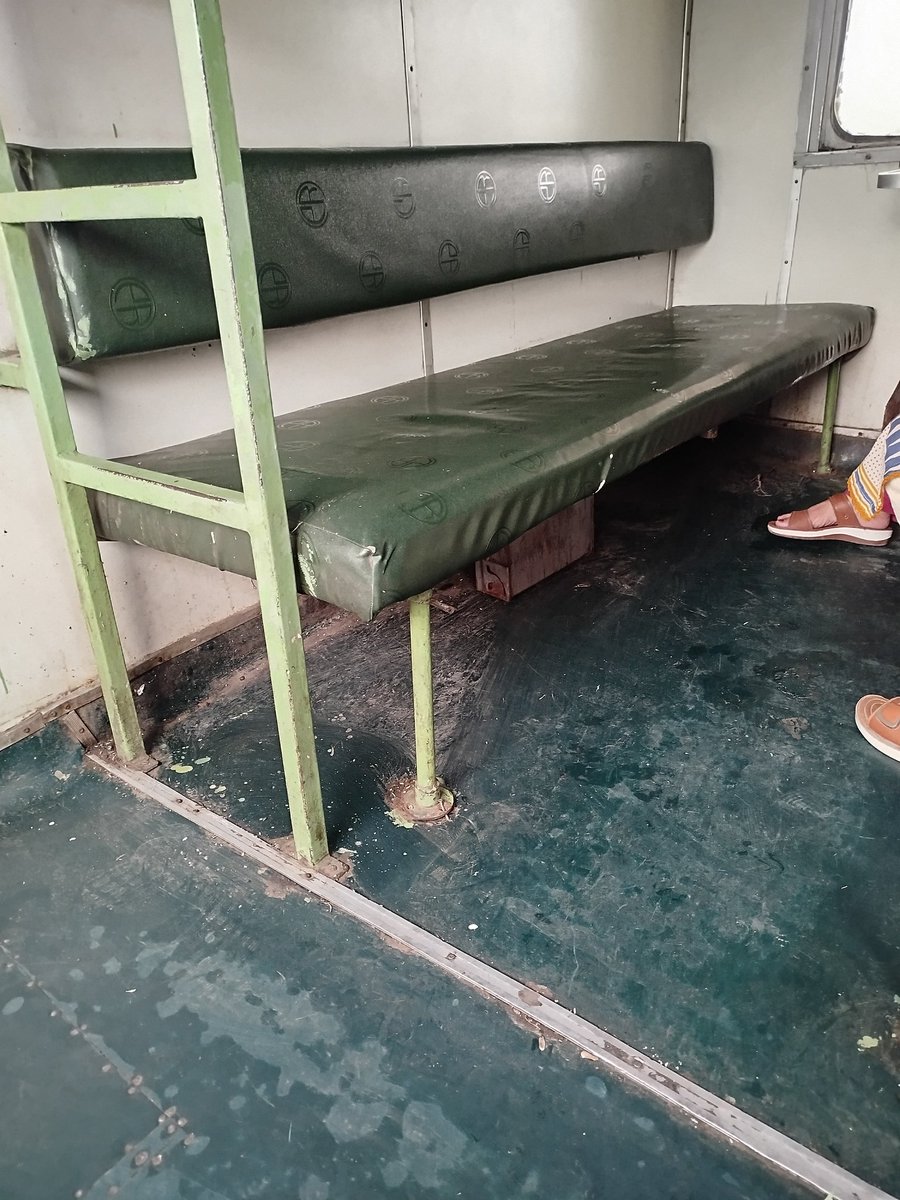 saeedabbasii's tweet photo. @PakrailPK media per federal minister k bht bayanat suny k bht tabdeeli AA gae hy lakin aaj awam express men safar kia to Jo apni ankhon sy dekha wo share kr rha hn... https://t.co/KzV7zyRtEt