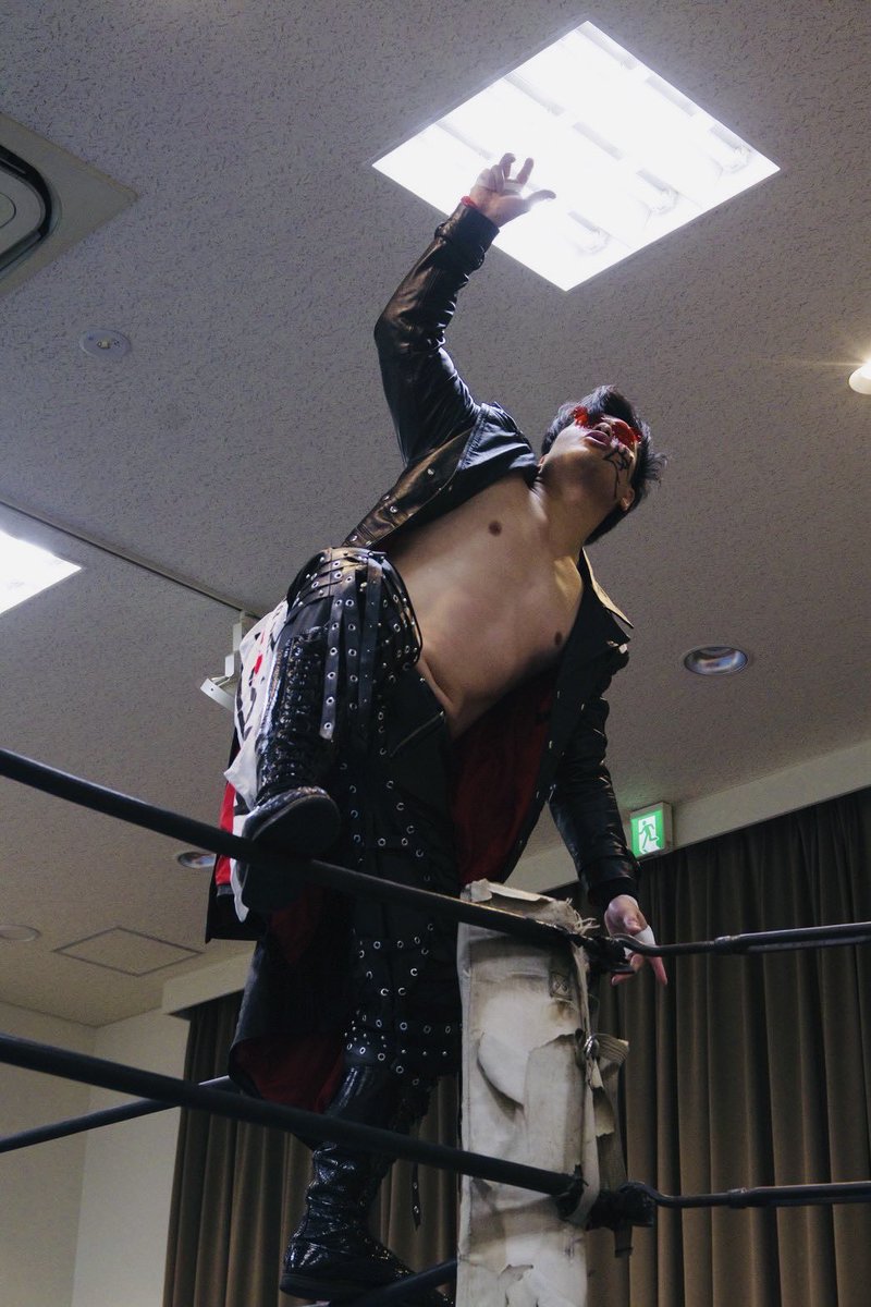 crayz_jr's tweet photo. この日の相手TAJIRI選手とはコロナ前に一度戦っていて、当時は不安と重圧で眠れず試合を楽しむ余裕もなかった。
何も出来なかったあの頃からずっとやり続けていたら、このタイミングでまた遭遇出来た。楽しむ余裕は今もないけど、プロレスは全身で満喫してるよ🥹
#ライジングHAYATO卒業記念興行 https://t.co/WM8paRE0f2