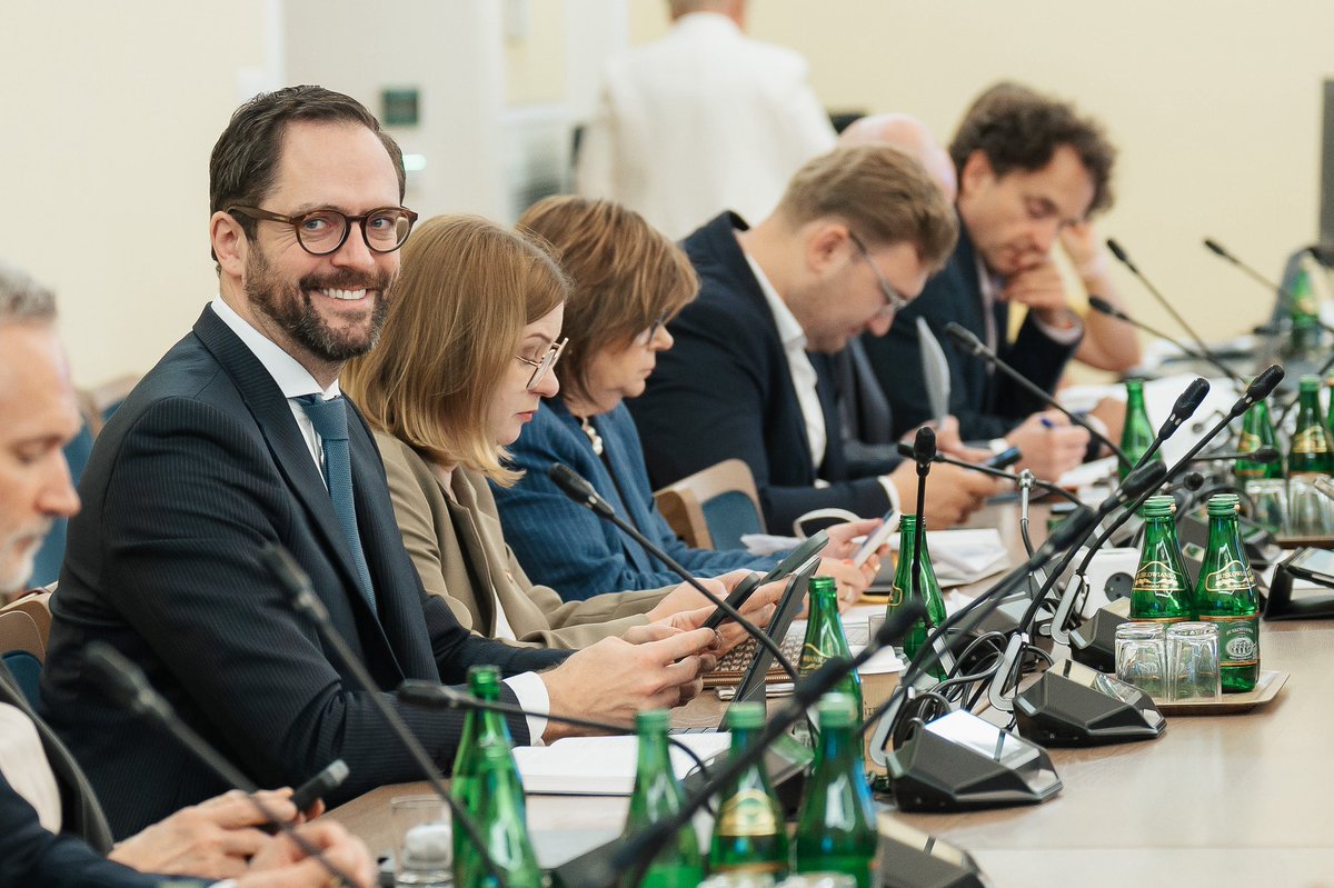 PawelBlizniuk's tweet photo. Polska bandera wraca do gry. Na komisji pracujemy nad projektem wiceministra @A_Marchewka, który wzmacnia polską żeglugę, wspiera armatorów i daje nowe szanse polskim marynarzom. 🇵🇱⚓ https://t.co/OXI0mBO1E9