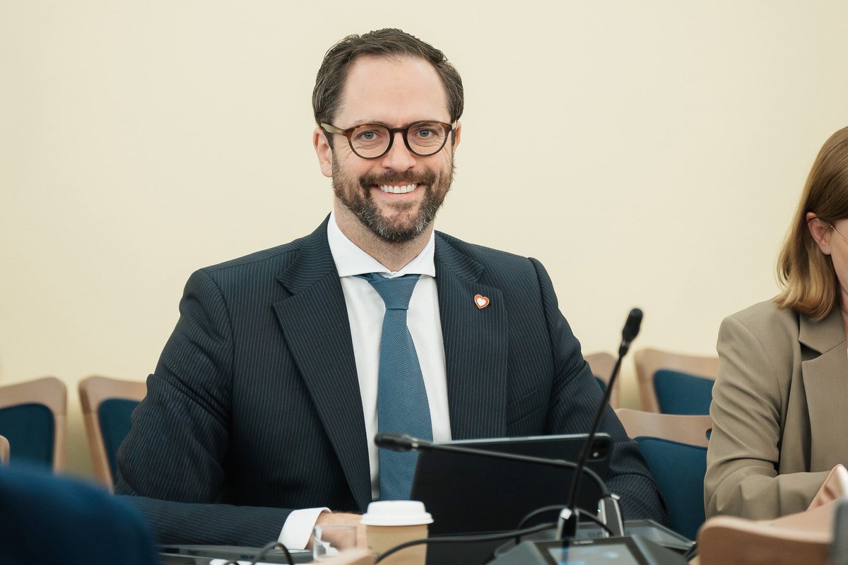 PawelBlizniuk's tweet photo. Polska bandera wraca do gry. Na komisji pracujemy nad projektem wiceministra @A_Marchewka, który wzmacnia polską żeglugę, wspiera armatorów i daje nowe szanse polskim marynarzom. 🇵🇱⚓ https://t.co/OXI0mBO1E9
