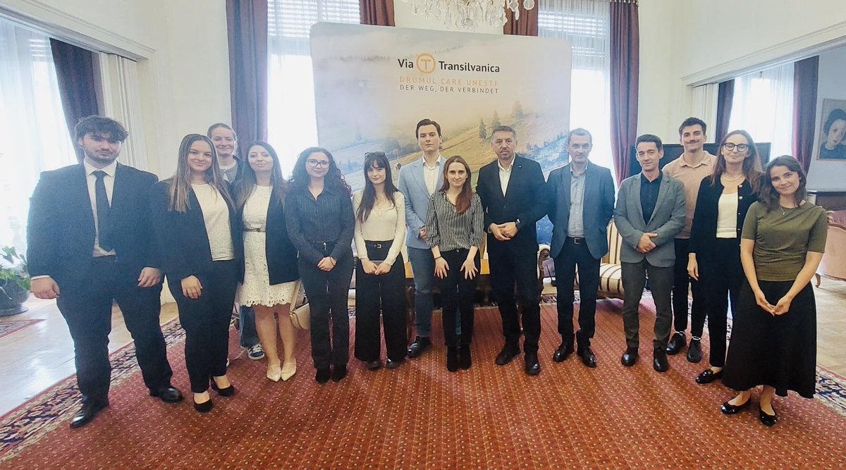 RO_in_AT's tweet photo. 🎓🇷🇴 Începe vizita la #Viena a delegației UBB: rectorul Daniel David, decanul Facultății de Matematică și Informatică, Șerban Matei, și decanul Facultății de Studii Europene, Adrian Corpădean.

Un început excelent: întâlnirea cu studenții 🇷🇴. Mulțumim LSRS pentru organizare! https://t.co/RxzmzgUakb