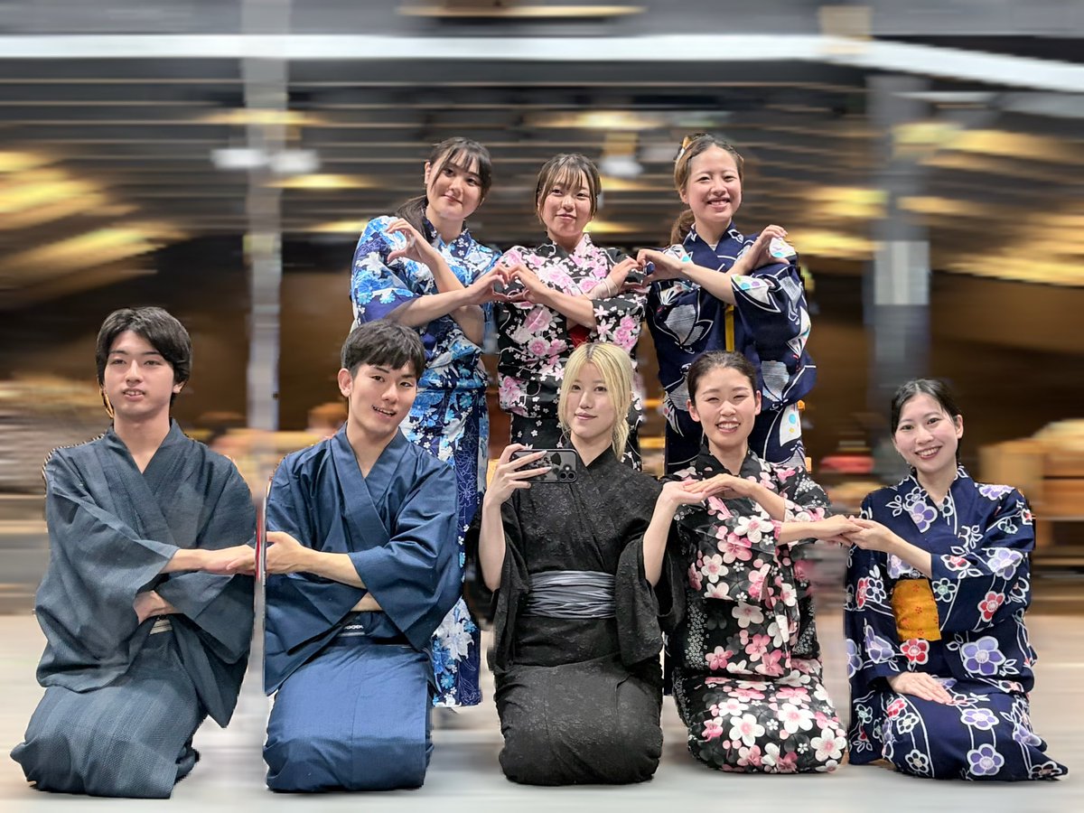 g_mmc's tweet photo. 先日、日本舞踊の講師の方にお越し頂きました✨️
浴衣の着付けから畳み方も一緒に教えていただいたので、綺麗に着られるように練習中です！

近々皆様にお届けできる情報もございますので、公式SNSをチェックしてお待ちくださいませ！ https://t.co/SiUA4sXoUx