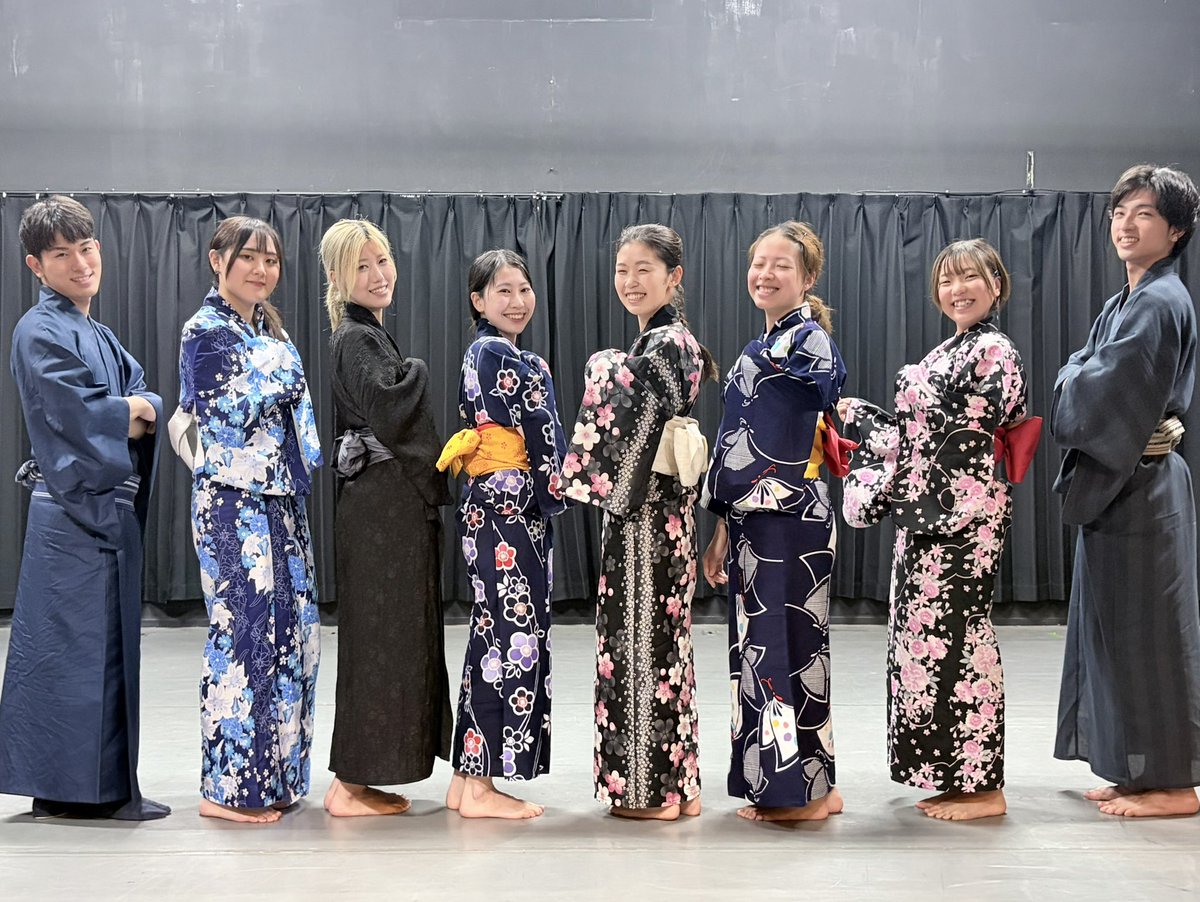 g_mmc's tweet photo. 先日、日本舞踊の講師の方にお越し頂きました✨️
浴衣の着付けから畳み方も一緒に教えていただいたので、綺麗に着られるように練習中です！

近々皆様にお届けできる情報もございますので、公式SNSをチェックしてお待ちくださいませ！ https://t.co/SiUA4sXoUx