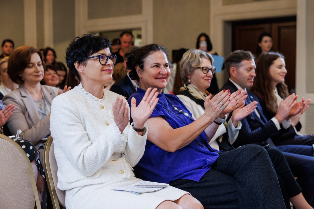 EurLiberalForum's tweet photo. A book on women, leadership, and the traps of power continued its journey in Ukraine. 

The Ukrainian edition of Confronting the 10 Traps of Power by Katrien Van den broeck was presented in Kyiv, with Marta Kos, EU Commissioner for Enlargement, and leading Ukrainian and European voices. 

Read the English version here:  https://t.co/xB33b5PbWo