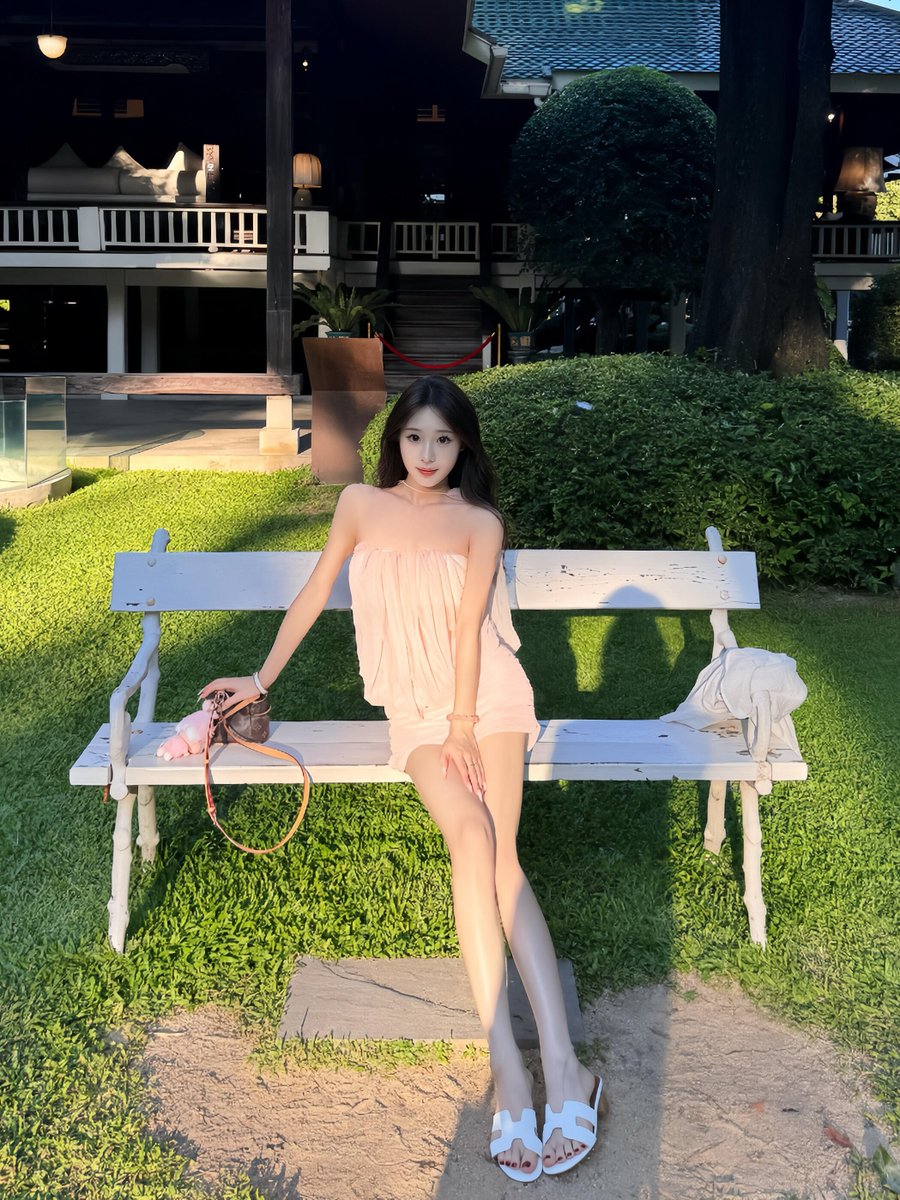 Valentindu70's tweet photo. 这条小裙子都快包不住我这双又长又直的大长腿了…… 你们说，要是现在有个男人从后面摸上来，我这已婚少妇会不会直接腿软跪下去啊？好想被狠狠欺负，人妻的秘密，总是在这种时候忍不住想放纵～ #人妻出轨 #极品长腿 #骚妻分享 #丝袜大长腿 #深夜寂寞 #人妻诱惑 #想被干 https://t.co/WYtT6kaLB0