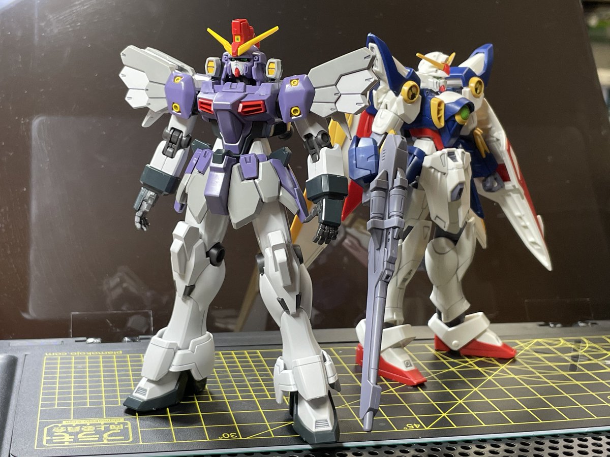 gureggggru1's tweet photo. この前作ったEGウイングガンダム と並べてみる #HGガンダムサンドロック改 #サンドロック改 https://t.co/2LpaP4Ih0F