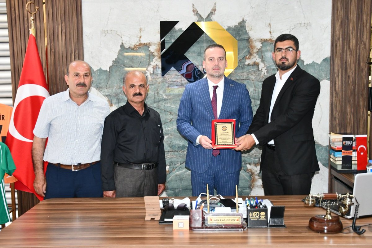 SalihKarademirs's tweet photo. Tohma Sosyal Yardımlaşma ve Dayanışma Derneği Başkanımız Sn. Burhan İlhan ile kıymetli yönetimine ve Tohma Mahalle Muhtarımız Sn. Mahmut Çevik’e nazik ziyaretleri ile anlamlı hediyeleri için teşekkür ediyoruz.

#malatya #battalgazi #yeşilyurt #tohma #ortaksevdamızmalatya
🇹🇷🇹🇷🇹🇷 https://t.co/zwptSvz22y