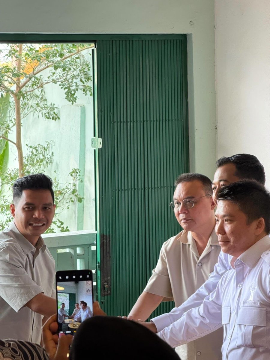 Ciripaa_'s tweet photo. Sufmi Dasco Ahmad bertemu para calon Ketua Umum BPP HIPMI untuk bertukar pandangan mengenai arah organisasi ke depan. Beliau tekankan kepemimpinan yang menjembatani aspirasi daerah dan mendukung ekonomi nasional. #JonaUntukSemua https://t.co/SlAA6HQP2M
