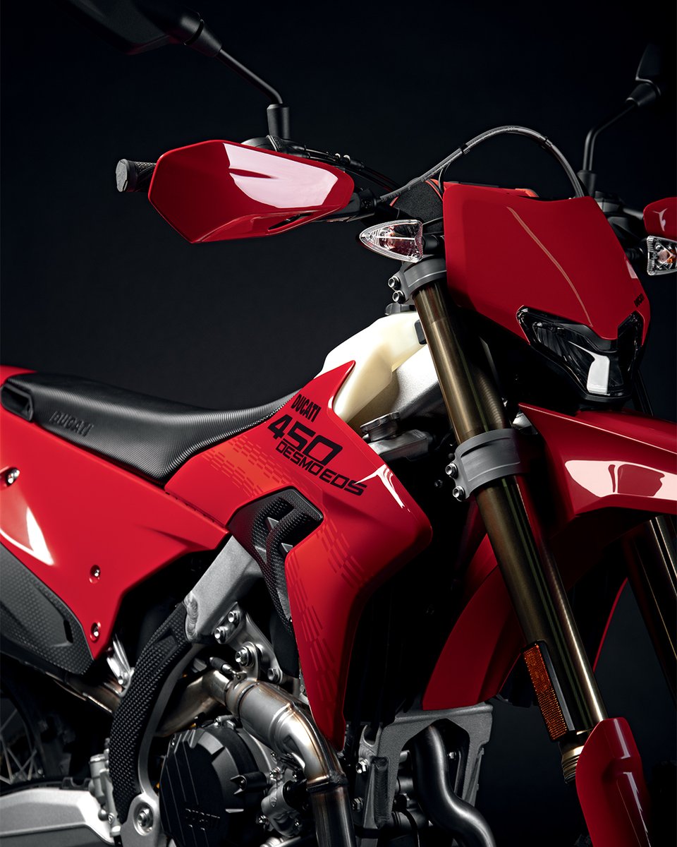 ducati_japan's tweet photo. 【新型 Desmo450 EDS 登場】
新たに発表した本格オフロードモデル。

道があるから走るのではない。
走りたい場所が、道になる。

荒れたトレイルも、険しい登坂も、高速ダートも。
どんな状況でも前へ進み続けるための性能を追求した、ドゥカティ初の本格エンデューロマシンです。

449.6ccの4ストローク単気筒エンジン
軽量レース仕様 110.5kg
純粋なオフロードのために磨き上げられたシャシー
どんなコンディションも、どんな挑戦も。

Desmo450 EDSは、ライダーを次のステージへ導きます。
※一部の画像・映像は、サーキット専用のレーシング仕様で、プロライダーが走行しています。仕様および装備は、モデルや国によって異なる場合があります。
#Desmo450EDS #Ducati #DucatiJapan #OffRoad