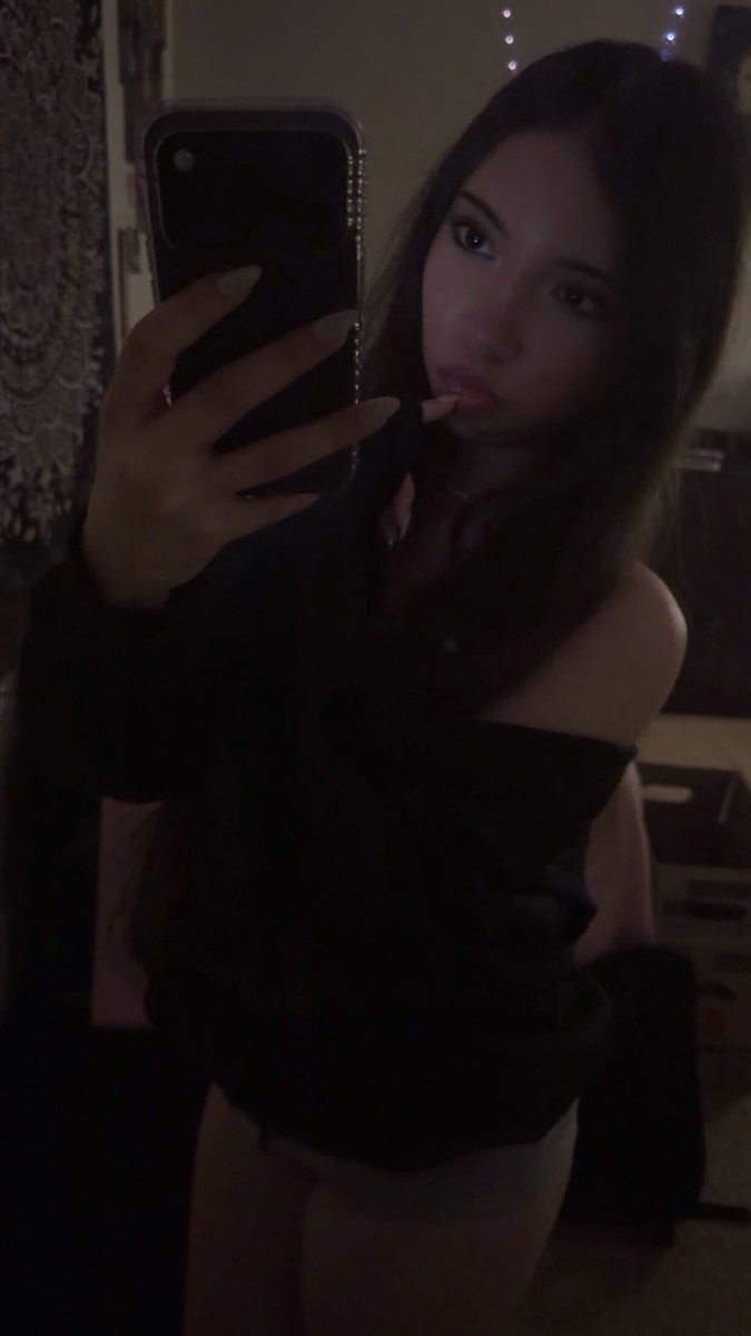 lovemeefr's tweet photo. me btw since no one likes me unless i shw myself🙄🙄🙄u guys r evil but itsok… https://t.co/387tbSQmqT