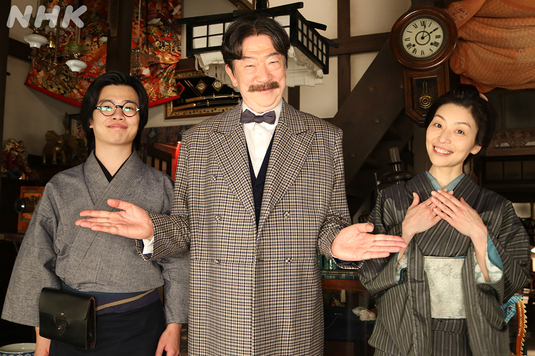 asadora_nhk's tweet photo. りんとシマケンを見守る『瑞穂屋』のみなさん。

坂東彌十郎さんは内田慈さんと小倉史也さんについて
「初めてご一緒しましたが、前から知っている身内のような感覚があるんです」
と話していました。

👇『瑞穂屋』をもう一度見る
https://t.co/42oPSToNL6
 
#朝ドラ #風薫る
#風薫るオフショット https://t.co/0Q9DcAF1lX