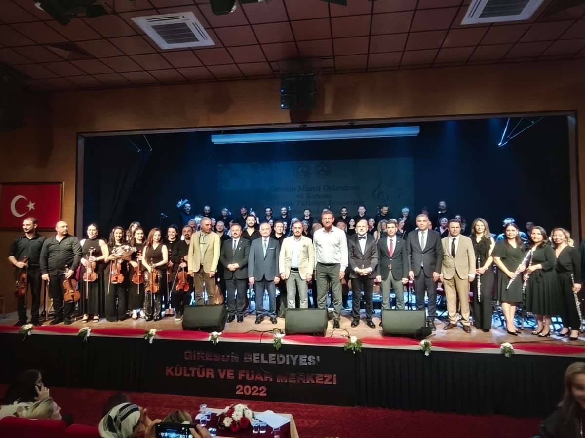 giresun_mem's tweet photo. Maarif Orkestrası ve Korosu Anadolu Mirası Ezgilerimizi Sahneye Taşıdı

Müdürlüğümüz koordinesinde kurulan Maarif Orkestrası ve Korosu; yıl sonu konserinde davetlilere eşsiz bir müzik şöleni yaşatarak Anadolu'nun zengin kültürel mirasını davetlilerle buluşturdu.

Etkinliğe; Sayın Vali Yardımcımız Alpaslan Altınışık, Belediye Başkanımız Sayın Fuat Köse, Müdürümüz Sayın Özgür Tokgöz, Bakanlık Müfettişlerimiz, il milli eğitim müdür yardımcılarımız, ilçe milli eğitim müdürlerimiz, şube müdürlerimiz, okul müdürlerimiz, öğretmenlerimiz, öğrencilerimiz ve çok sayıda davetli katıldı.

Program sonunda Sayın Vali Yardımcımız Alpaslan Altınışık; türkülerin milletimizin ortak hafızasını ve kültürel mirasını yaşatan en güçlü değerlerden biri olduğunu ifade ederek; dilimize, kültürümüze ve sanatımıza sahip çıkmanın, bu kıymetli mirası gelecek nesillere aktarmanın önemine vurgu yaptı.

Yıl boyunca büyük bir azim, sevgi ve disiplinle çalışan ve bu güzel akşamın mimarı olan değerli öğretmenlerimize, onları her adımda destekleyen idarecilerimize emekleri için yürekten teşekkür ederiz.

Türkülerle köklerimize, eğitimle geleceğimize…İyi ki varsın öğretmenim...
 
9 Haziran 2026
Giresun Belediyesi Kültür ve Fuar Merkezi

#YarınlaraEğitimleGiresun

@tcmeb
@Yusuf__Tekin
@TC_giresun
@ValiMustafaKoc
@cftcblnt
@ercanturk28
@ozgurtokgoz52