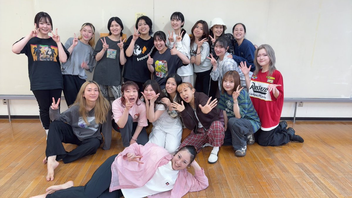 ayaaya_ayane's tweet photo. 稽古初日✨

キラキラ、ワクワク作品です☺️

明るくて元気で素敵な現場でこれから稽古を進めていくのが楽しみです💕

1ヶ月切ってるので、あっという間に本番を迎えそう👀

みんなも予定調節よろしくお願いします🫶

本日21:00〜一般チケット予約開始🎫
https://t.co/ycePegMWVW

#ディペンダンス https://t.co/sqIXy6xLXT