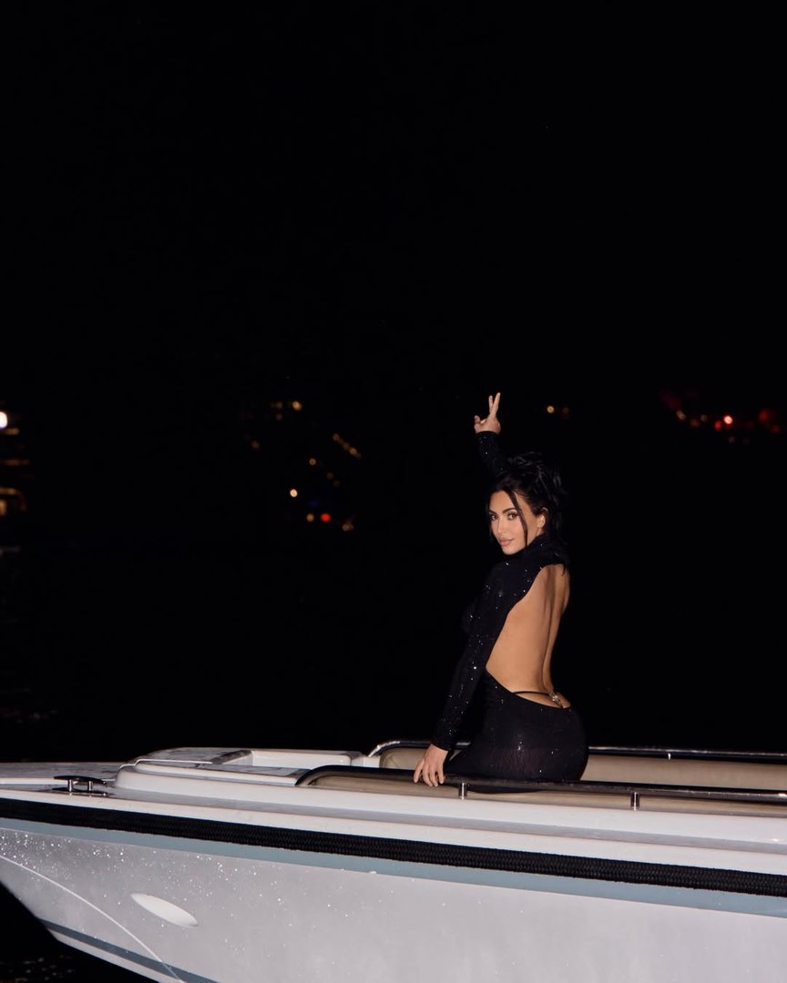 InsidePublic's tweet photo. Entre glamour et Formule 1, #kimkardashian semble profiter à fond de son séjour à Monaco
📸 Kim Kardashian
#people #newspeople #actupeople #public #gossip https://t.co/QDno2zAJQX