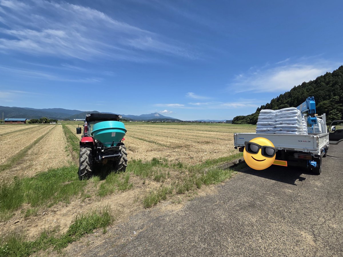 yoshi_207's tweet photo. 大量の肥料で作業場がパンパンなので大豆の圃場に散布開始🚜
稲の生育も順調なので水を抜く準備もやらないと…
もうしばらく色々やらないと😊
お疲れ様でした❗ https://t.co/GZBLeEadkq