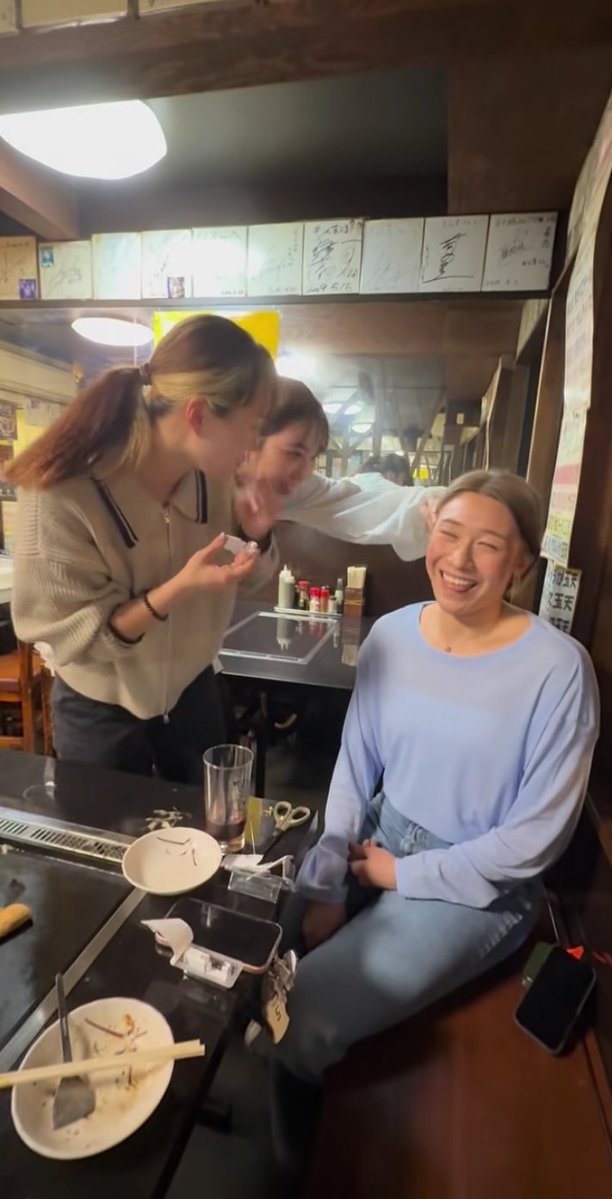 shiroioio's tweet photo. Mayu's new piercing at the restaurant😭 She got two shots, her reaction was priceless 🤣🤣

📸 Documented by Kurogo Ai on instagram https://t.co/hIVdQeJemC
