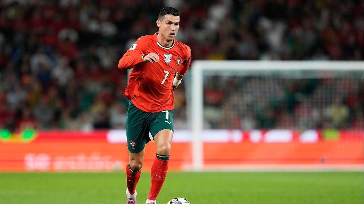 gilabola433's tweet photo. Jadwal Portugal di Piala Dunia 2026

Piala Dunia 2026 akan menjadi edisi terbesar sepanjang sejarah kompetisi. Turnamen yang berlangsung di Amerika Serikat, Kanada, dan Meksiko itu untuk pertama kalinya diikuti oleh 48 negara peserta.

Portugal menjadi salah satu tim yang diprediksi mendapat sorotan besar sepanjang turnamen. Selecao das Quinas datang dengan ambisi besar untuk bersaing memperebutkan gelar juara dunia.

Perhatian publik juga tertuju kepada Cristiano Ronaldo yang kembali memimpin Portugal di panggung terbesar sepak bola dunia. Pada usia 41 tahun, ajang ini berpotensi menjadi penampilan terakhirnya di Piala Dunia.

Selain Ronaldo, Portugal masih memiliki banyak pemain berkualitas di berbagai lini. Nama-nama seperti Bruno Fernandes, Bernardo Silva, Rafael Leao, dan Joao Cancelo diharapkan menjadi tulang punggung tim selama turnamen berlangsung.

Portugal tergabung di Grup K bersama RD Kongo, Uzbekistan, dan Kolombia. Seluruh pertandingan fase grup mereka akan dimainkan pada periode 17 hingga 27 Juni 2026.

Duel Sengit di Grup K

Portugal akan memulai perjalanan mereka di Grup K dengan menghadapi RD Kongo pada 18 Juni 2026 pukul 01.00 WIB. Pertandingan tersebut dan menjadi kesempatan awal Selecao das Quinas mengamankan tiga poin.

Pada laga kedua, Portugal akan menantang Uzbekistan pada 24 Juni 2026 pukul 01.00 WIB. Hasil pertandingan ini bisa menjadi penentu langkah mereka menuju babak gugur.

Ujian terberat diperkirakan hadir pada laga terakhir saat Portugal berjumpa Kolombia pada 28 Juni 2026 pukul 06.30 WIB. Duel itu berpotensi menentukan posisi akhir kedua tim di klasemen Grup K.

Jadwal Portugal di Fase Grup Piala Dunia 2026

Kamis, 18 Juni 2026

00.00 WIB Portugal vs RD Kongo - Houston Stadium

Rabu, 24 Juni 2026

00.00 WIB Portugal vs Uzbekistan - Houston Stadium

Minggu, 28 Juni 2026

06.30 WIB Kolombia vs Portugal - Miami Stadium

#jadwalportugal #pialadunia #jadwalpialadunia #grubK #agenbola #nontonlivebola #livebola #livefootballstreamhd