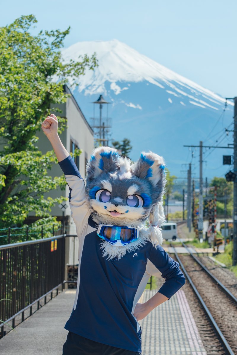 VisioStudio_X's tweet photo. Sometimes,
you just need to leave everything behind—
the expectations,
the labels,
the endless rush of growing up.
And simply become
a little creature
who loves trains,
Mount Fuji,
blue skies,
and summer.
For a brief moment,
the world is soft,
and so are we. https://t.co/auoWzxuPJZ