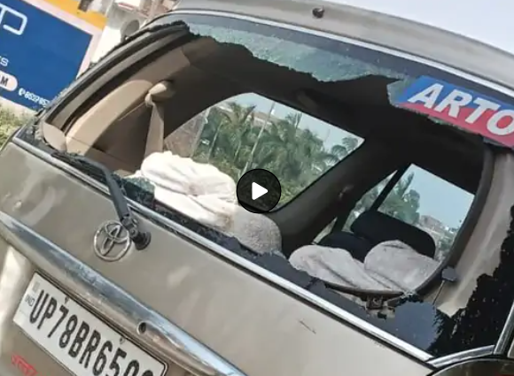AmethiliveCom's tweet photo. #अमेठी:ARTO की निजी गाड़ी में तोड़फोड़- 

आवास के बाहर खड़ी कार पर दबंगों का हमला,पुलिस FIR दर्ज करने में जुटी,बीती रात ARTO महेंद्र बाबू गुप्ता की गैरमौजूदगी में उनके आवास के बाहर खड़ी निजी गाड़ी पर दबंगों ने पथराव,घटना गौरीगंज तहसील के पास का मामला  
@amethipolice #AMETHI https://t.co/6Ju1TnUPLn