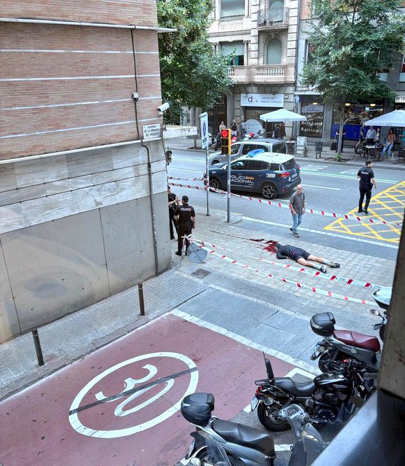 opoCOBRA's tweet photo. En plena visita del Papa a Barcelona, en pleno centro de Barcelona y a las puertas de una dependencia del CNP, un varón es asesinado a tiros.

Cataluña tiene un problema de seguridad MUY GRAVE. Y @mossos también. Es lo que ocurre cuando se deja abandonada la Seguridad Ciudadana. https://t.co/u0egNabawc