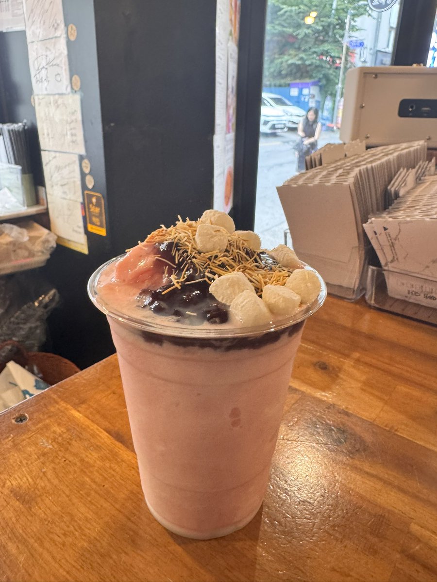 blacklinecoffee's tweet photo. 여름 스페셜 메뉴 팥빙수 라인업💕
건강에 꽤 진심인 사장님이 궁서체로 진지하게 신메뉴를 만들었습니다🥰
🍅토마토와 🥝키위로 만든 요거트팥빙수 드시러오세요~

⭐️⭐️깜짝이벤트⭐️⭐️
신메뉴 소문내기 해주신 분 5분께 요거트팥빙수 체험하실 수 있도록 준비하겠습니다🫶🏻 https://t.co/aFNH7etdLM
