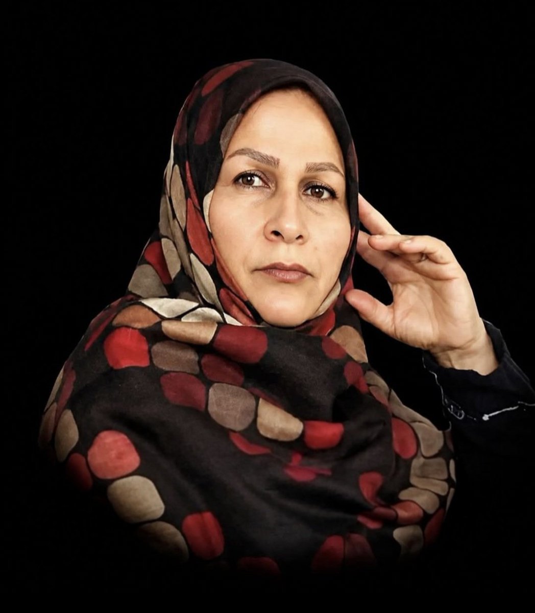 Immortalless's tweet photo. «امشب برای این جوون‌ها دعا می‌کنم، براشون آش پختم، پیروز باشن الهی.»

مریم‌خانم اما در ۱۸ دی چنان قتل‌عامی را به چشم دید که دیگر نتوانست برای ۱۹ دی در خانه بماند.

جمهوری اسلامی، مریم براتی ۶۳ ساله، مادر چهار فرزند را با چهار گلوله در شب ۱۹ دی در فردیس کرج کشت.

#مریم_براتی https://t.co/3r5OcHZpD2