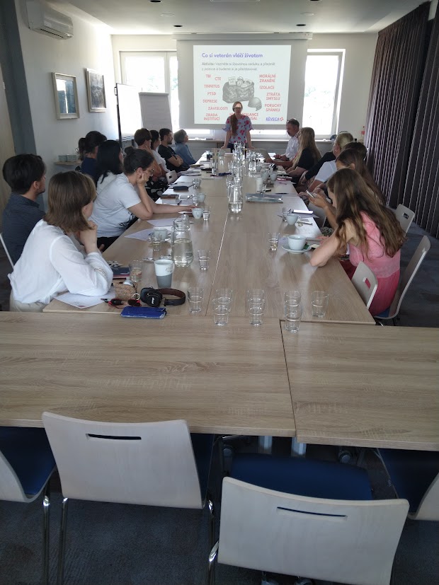 spolek_vlcimaky's tweet photo. 👩‍🏫 Proběhl třetí workshop #REVECA (REturning VEterans CAre) pro sociální a zdravotní pracovníky působící v @Jihomoravsky_kr a my kraji moc děkujeme za jeho aktivitu a skvělou organizaci 👍

🪖 Čím si veteráni prochází při návratu z boje a přechodu do civilu, jaké dopady na jejich rodiny mají #neviditelnazraneni a #sluzebniurazy a jak jim pomoci to zvládnout v rámci #TraumaInformedCare a příkladů dobré praxe - to vše představujeme v rámci koncepce a školení viz https://t.co/oehRiyNPVM