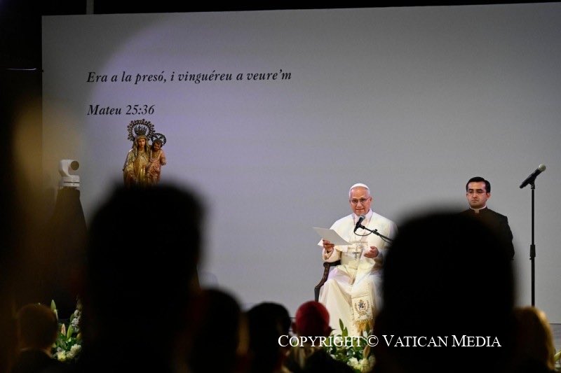 charlesmax48's tweet photo. 🔓 🇻🇦 « Les erreurs de la vie ne déterminent pas l’identité d’une personne » – Visite au Centre Pénitentiaire Brians 1, Barcelone, 10 juin 2026

Fidèle à sa signature — avant Montserrat et la Sagrada Familia — Léon XIV commence sa journée barcelonaise la plus historique par les prisonniers de Brians 1.

Un discours court, personnel, ancré dans Magnifica Humanitas : « Chaque être humain est digne pour le simple fait d’avoir été voulu, créé et aimé par Dieu. » Aucune situation ne peut faire détourner le regard de Dieu. Ni les barreaux, ni les erreurs, ni le poids du passé.

Il cite saint Augustin — ses Confessions comme chemin de conversion — pour dire une vérité libératrice : le passé ne condamne pas l’avenir. La grâce peut tout transformer.

Et une phrase qui restera : « Dieu t’aime tel que tu es — mais il te rêve meilleur ! »

👉 Batas, Brians 1, Barcelone — Léon XIV va toujours voir ceux que le monde préfère oublier. Et leur dit : vous n’êtes pas notre erreur.

👉 Ce matin, Montserrat. Ce soir, la Sagrada Familia. 🙏

🔗 https://t.co/JT02vnMpGJ

#PapeLeonXIV #LéonXIVenEspagne #Barcelone #Brians1 #Prisonniers #DigniteHumaine #Espérance
