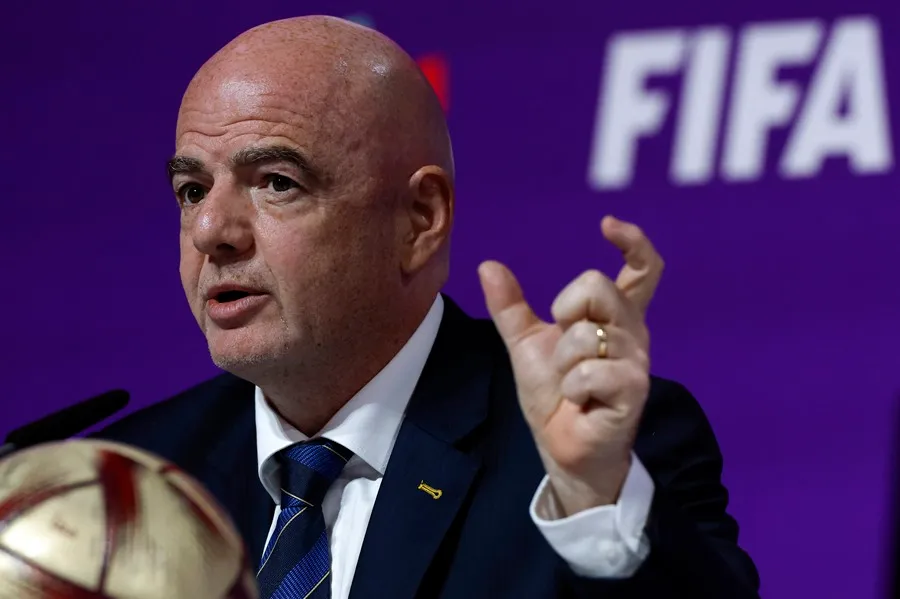 BrazaleteNegro's tweet photo. Gianni Infantino ha mostrado una habilidad sobrenatural para estar en la mesa correcta... ¿Pero cuál es su mayor miedo?

La prensa, que sigue siendo uno de los últimos controles sobre el poder de la FIFA. Infantino y su oficina de comunicación están tomando medidas contra ella 🧵 https://t.co/H1LhL4BrXJ