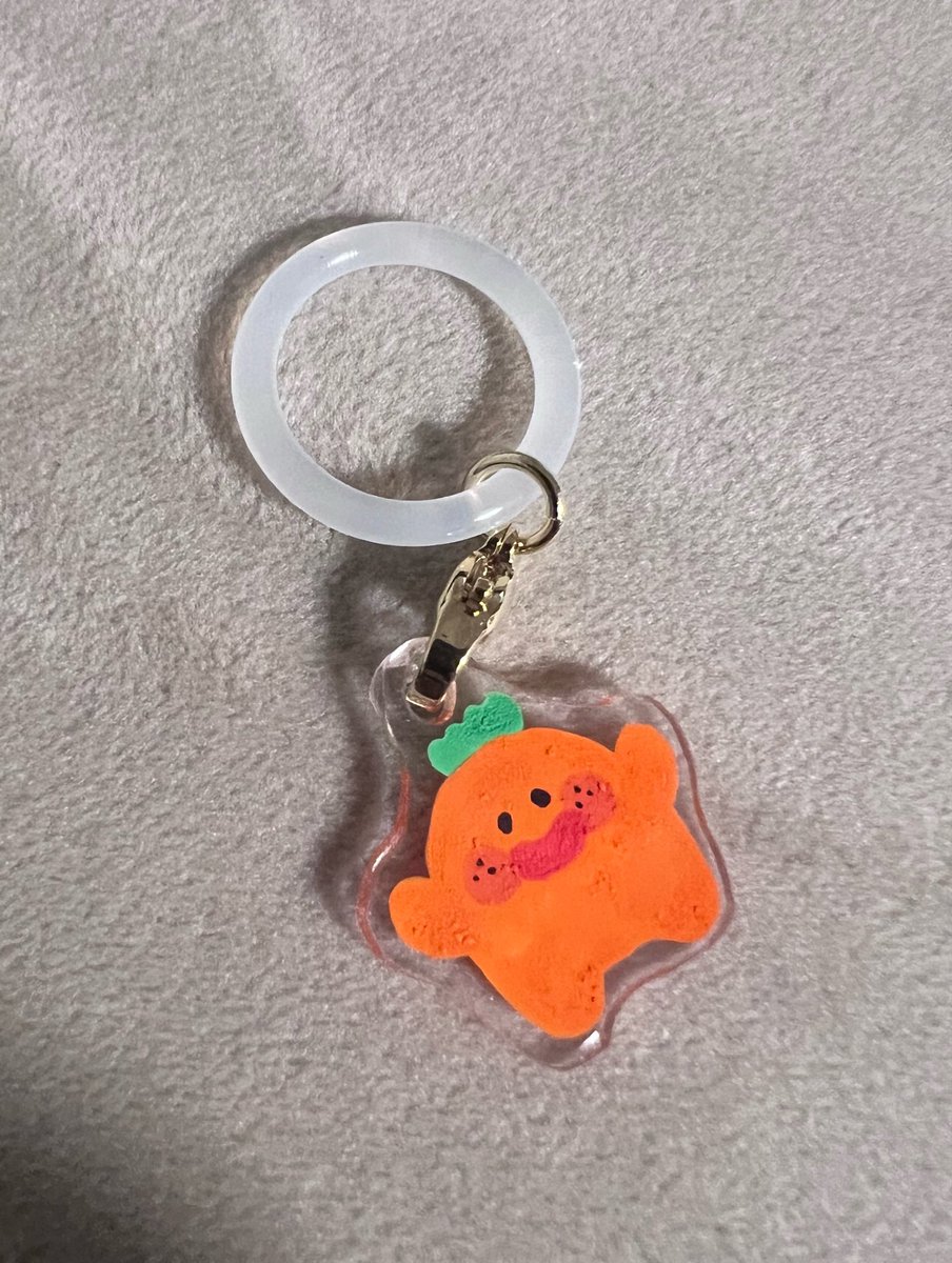 mnmn8261's tweet photo. プラ板でめじるしチャーム作り始めてみた！
これは試作品のみかんちゃん🍊
(最終的にはレジンでコーティング予定)

かわいいのでは！？！？ https://t.co/PcOTgJsAzI
