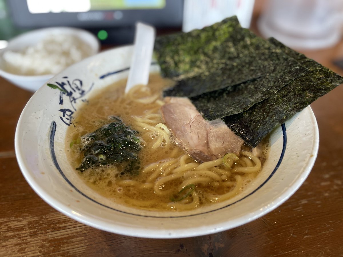 otchan2ch's tweet photo. 昼めっし
ラーメン🍜並＋ライス🍚小
味が安定していて時々食べたくなるこちら神奈川の家系チェーン💁ライスは秘技チャーシューのっけスープにヒタヒタ海苔巻きにして完🌊 https://t.co/Qef0HjJRHC