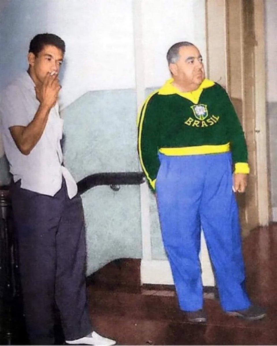betosalesrio's tweet photo. Jogador fumando em frente a um treinador gordo. 
Brasil campeão do mundo. https://t.co/yg5alipuMU