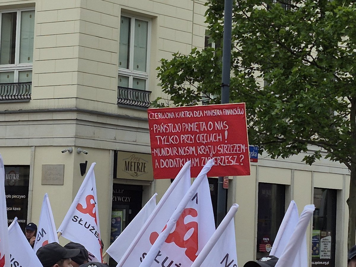 MichalRadkowski's tweet photo. Przed siedzibą @MF_GOV_PL protestują funkcjonariusze Służby Więziennej. Nie podobają im się plany rządu zakładające obniżenie świadczeń mieszkaniowych dla nawet 16 tys. więzienników o nawet 500 zł miesięcznie. Choć protest nie jest zbyt liczny, to jest bardzo głośny
@RMF24pl https://t.co/qaRq7CBCO7