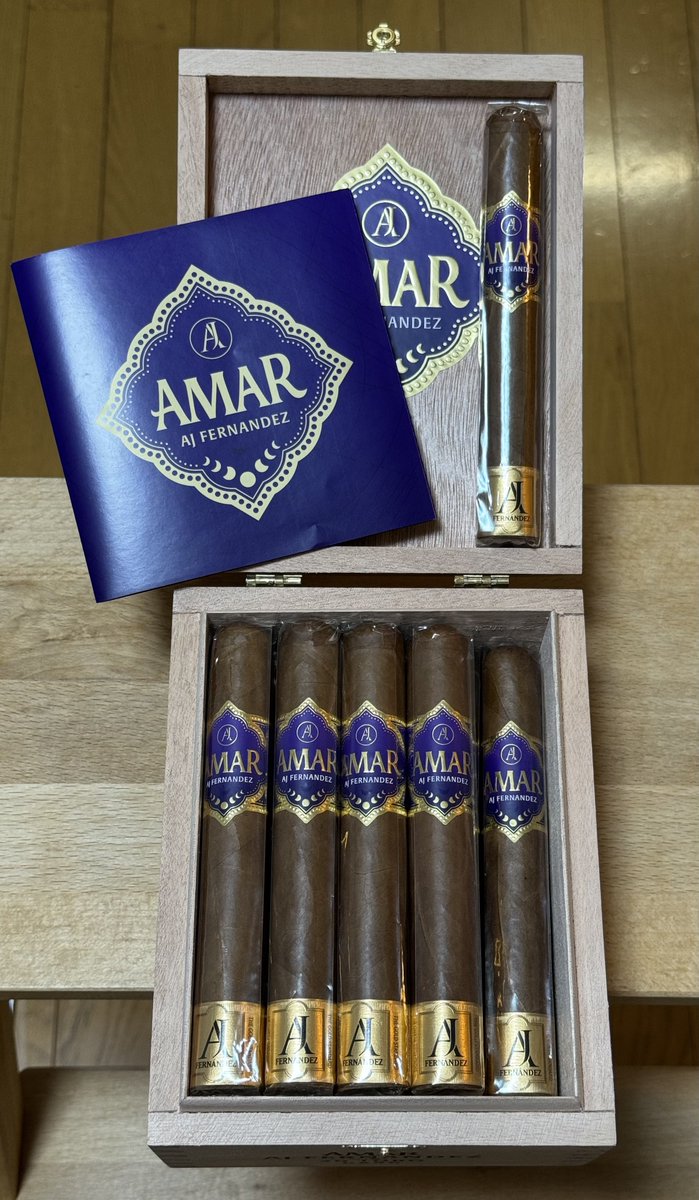 Tennis_Step's tweet photo. アメリカから葉巻が到着！

AJFのAMARは楽しみだったんだ😤

#葉巻 #Cigar https://t.co/ZvBfdFEGHF