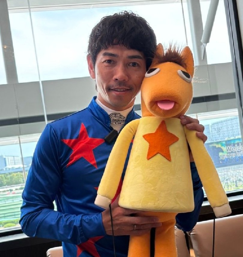 hasetake36's tweet photo. TCKはすごい熱気！
羽田盃勝ちの12フィンガーとユニコーンＳ勝ちの10シルバーレシオ、人気馬２頭の一騎打ちとなるのか？はたまた？
東京ダービーへのカウントダウン、最後は２冠を狙う戸崎圭太騎手でした！
#TW40 #東京ダービー #TCK https://t.co/hQW0MVfnx7