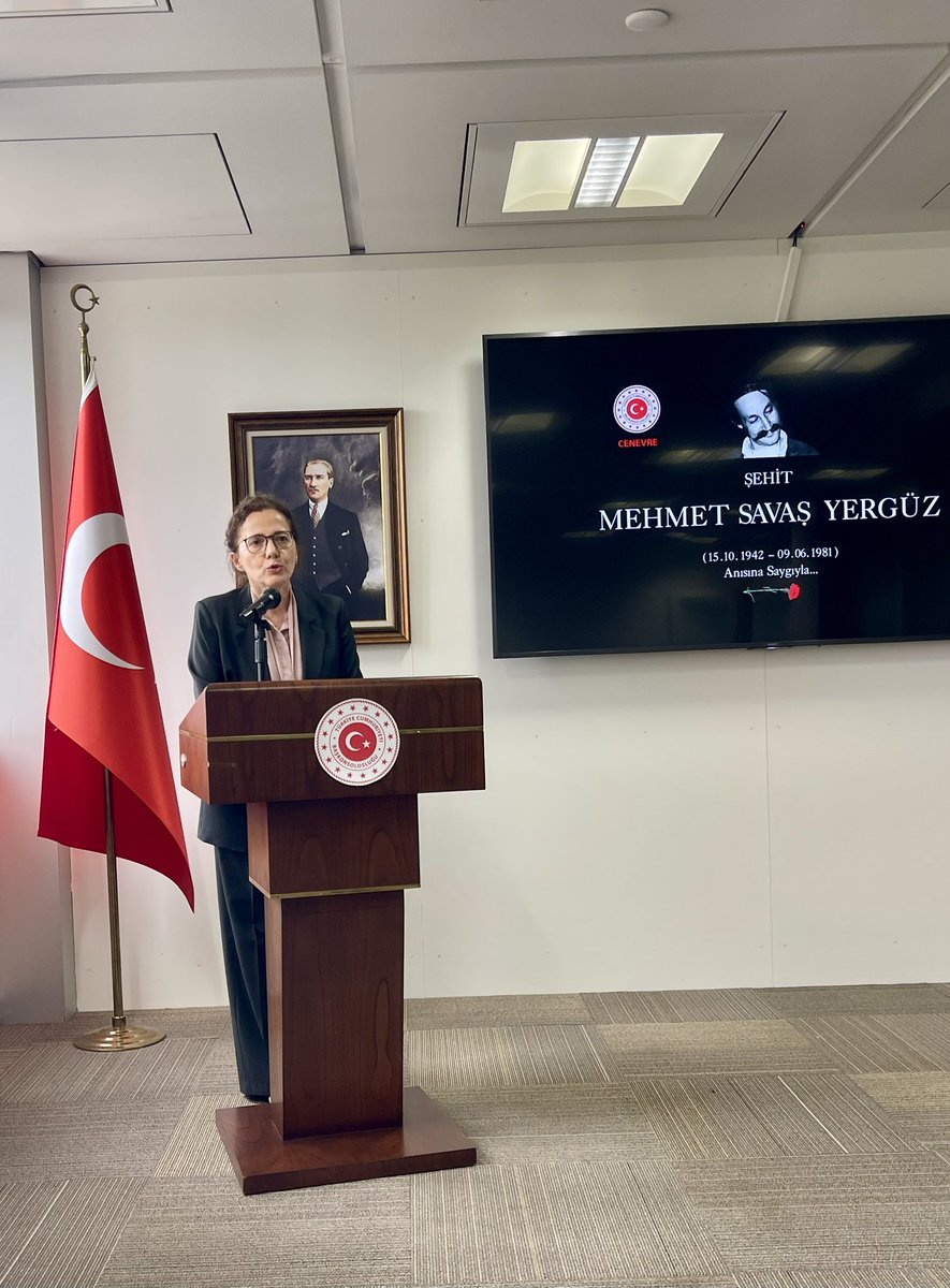 fatsr_bitdefe's tweet photo. Hier, sous l’égide du Consulat général de Turquie à Genève (@TC_CenevreBK), nous avons rendu hommage à la mémoire de Mehmet Savaş Yergüz, fonctionnaire du Consulat général de Turquie, lâchement assassiné le 9 juin 1981 par le groupe terroriste arménien ASALA.

Après les allocutions de Monsieur le Consul général de Turquie à Genève, S.E. M. Salih Boğaç Güldere et de S.E Madame Şebnem İncesu, Ambassadrice de @TC_BernBE, une cérémonie empreinte d’émotion s’est tenue à proximité du lieu même de l’attentat.

Les participants — parmi lesquels notre président Celâl Bayar — ont déposé des fleurs et observé un moment de recueillement en mémoire de cette victime innocente du terrorisme arménien. 

Quarante-cinq ans après les faits, notre devoir de mémoire demeure intact.

Nous honorons la mémoire de Mehmet Savaş Yergüz et de toutes les victimes du terrorisme, quelles qu’elles soient.

La FATSR avait déjà organisé en 2018 une cérémonie commémorative sur les lieux de l’assassinat afin de préserver cette mémoire et de transmettre cette histoire aux générations futures (🔗https://t.co/zJtlnmRqDO).

#MehmetSavaşYergüz #Genève #Mémoire #ContreLeTerrorisme #Turquie #ASALA

🥀

Dün @TC_CenevreBK’de, Türkiye Cumhuriyeti Cenevre Başkonsolosluğu görevlisi Mehmet Savaş Yergüz’ü, 9 Haziran 1981 tarihinde ASALA terörü tarafından gerçekleştirilen hain saldırının yıl dönümünde saygı ve rahmetle andık.

Türkiye’nin @TC_BernBE Büyükelçisi Sayın Şebnem İncesu ve Cenevre Başkonsolosumuz Büyükelçi Sayın Salih Boğaç Güldere konuşmalarının ardından, suikastın gerçekleştiği noktaya yakın bir yerde duygu yüklü bir anma töreni düzenlendi.

Başkanımız, Celâl Bayar, diğer katılımcılarla beraber çiçek bırakarak Mehmet Savaş Yergüz’ün aziz hatırası önünde saygı duruşunda bulundu.

Aradan geçen 45 yıla rağmen hafızamız ve vefa borcumuz ilk günkü kadar güçlüdür.

Mehmet Savaş Yergüz’ü ve terörün tüm masum kurbanlarını saygı ve rahmetle anıyoruz.

BİTDEFE olarak, bu acı olayın unutulmaması ve gelecek nesillere aktarılması amacıyla 2018 yılında da suikast mahallinde bir anma töreni düzenlemiştik (🔗https://t.co/zJtlnmRqDO). 

#MehmetSavaşYergüz #Cenevre #TeröreHayır #Unutmadık #ASALA